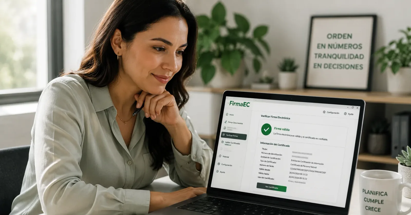 Mujer usando un firmador de firma electrónica en su laptop para verificar la validez de un documento firmado