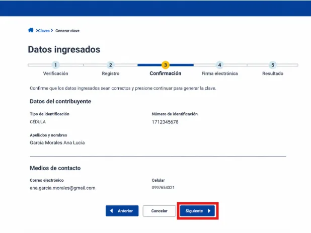 Pantalla Datos ingresados del SRI en el paso 3 (Confirmación) mostrando los datos del contribuyente y los medios de contacto (correo y celular) con el botón Siguiente resaltado